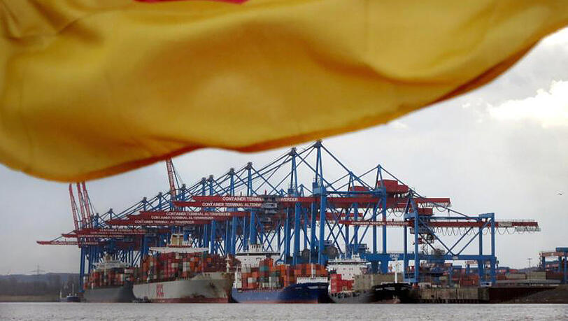 Schiffe im Hafen von Hamburg: Nach einer Umfrage des IW schaut die Mehrzahl der Unternehmen zuversichtlich in die Zukunft. Schiffe im Hafen von Hamburg: Nach einer Umfrage des IW schaut die Mehrzahl der Unternehmen zuversichtlich in die Zukunft.