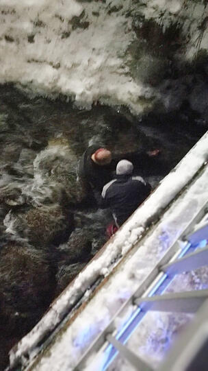 Einsatzkräfte konnten die Frau schnell aus dem Bachbett retten, ihr Freund erlitt schwere Verletzungen.