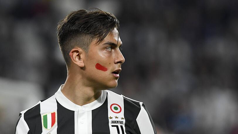 Paolo Dybala ist einer der italienischen Topspieler mit einem roten Lippenstift-Strich auf der Wange.