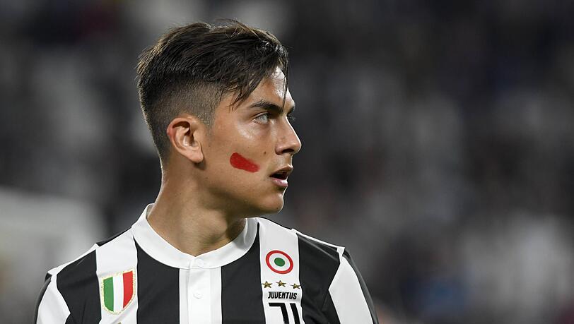 Paolo Dybala ist einer der italienischen Topspieler mit einem roten Lippenstift-Strich auf der Wange.