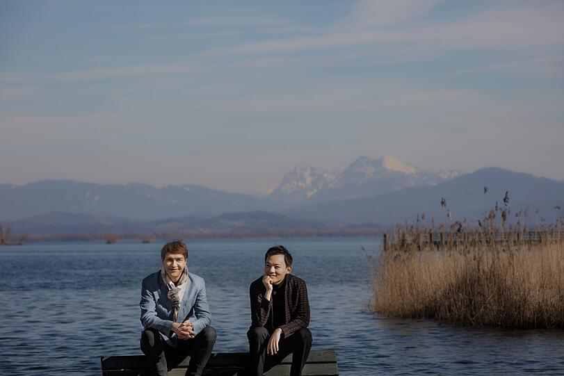 Niels Mönkemeyer (links) mit William Youn auf der Herreninsel im Chiemsee.