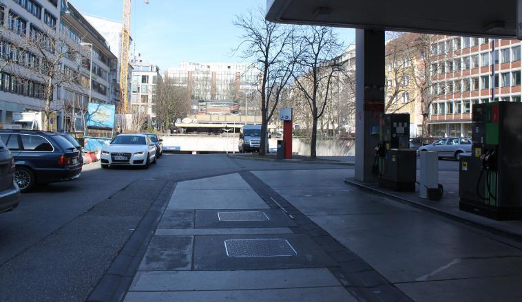 Das Pflaster an der Herzog-Wilhelm-Straße ist kaputt.