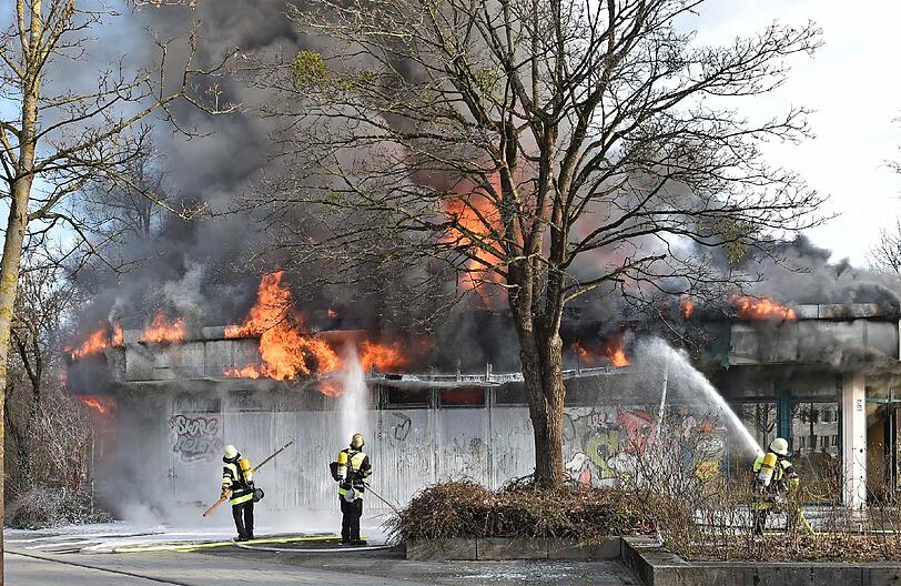 Der Kulturpavillon ist komplett ausgebrannt. Die Bilder vom Großeinsatz der Feuerwehr.