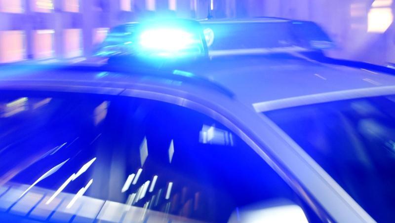 Ein Streifenwagen der Polizei steht mit eingeschaltetem Blaulicht auf der Strasse. Foto: Carsten Rehder/dpa/Symbolbild Ein Streifenwagen der Polizei steht mit eingeschaltetem Blaulicht auf der Strasse. Foto: Carsten Rehder/dpa/Symbolbild