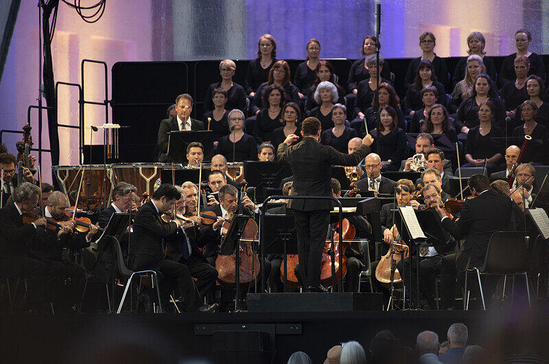 24.08.2019, Berlin: Die Berliner Philharmoniker unter der Leitung des Chefdirigenten Kirill Petrenko (M) spielen ein Open-Air-Konzert am Brandenburger Tor.