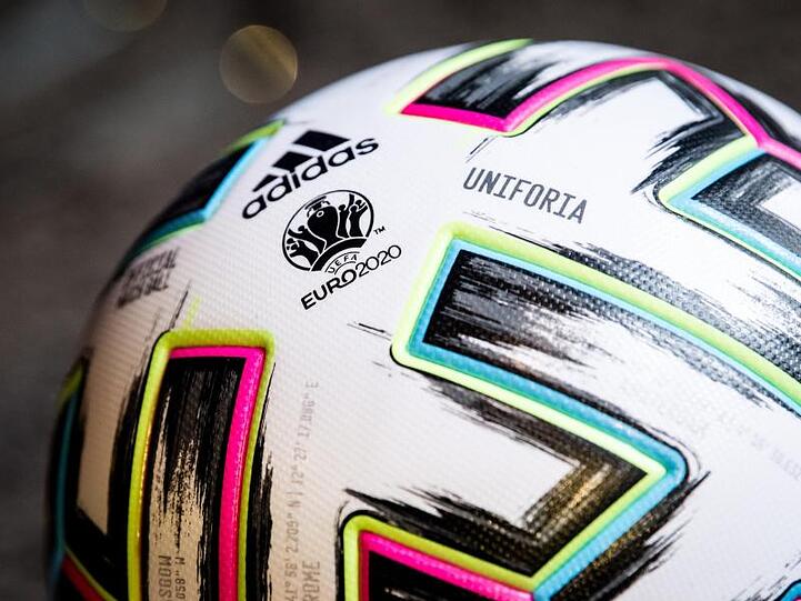 Ein Ball mit der Aufschrift "UEFA Euro2020". Foto: Matthias Balk/dpa