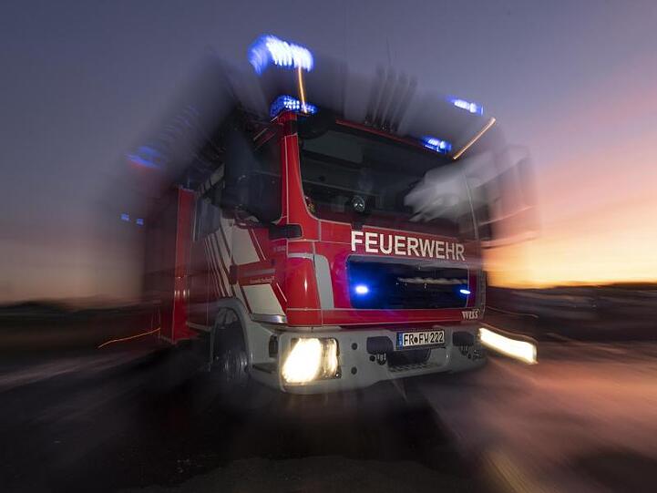 Ein Feuerwehrfahrzeug mit eingeschaltetem Blaulicht. Foto: Patrick Seeger/dpa/Archivbild