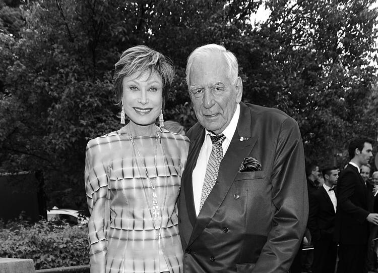 Unternehmer Dr. Jörg Gühring, Ehemann von TV-Ärztin Dr. Antje Kathrin Kühnemann, starb am 27. Januar mit 86 Jahren. Er war an Parkinson erkrankt und musste zuletzt rund um die Uhr gepflegt werden.