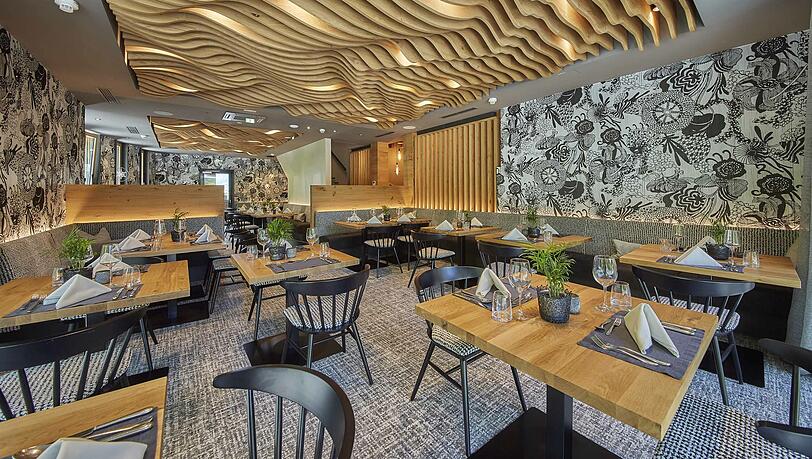 Den geeigneten Rahmen für die Gaumenfreuden bietet das gemütliche Restaurant – der perfekte Treffpunkt, um gemeinsam mit Familie und Freunden bei bester Kulinarik zu genießen. Denn gemeinsam schmeckt immer alles gleich noch besser! Den geeigneten Rahmen für die Gaumenfreuden bietet das gemütliche Restaurant – der perfekte Treffpunkt, um gemeinsam mit Familie und Freunden bei bester Kulinarik zu genießen. Denn gemeinsam schmeckt immer alles gleich noch besser!