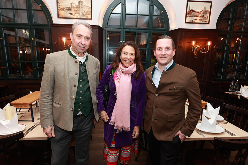 Die Haxengrill-Wirte Werner Hochreiter (l.) und Moritz Haake mit Catherine Demeter, Chefin der Edith-Haberland-Wagner-Stiftung, zu der die Augustiner-Brauerei gehört. Mit dem ehemaligen Haxnbauer hat sich die Brauerei ein weiteres Innenstadtwirtshaus gesichert.