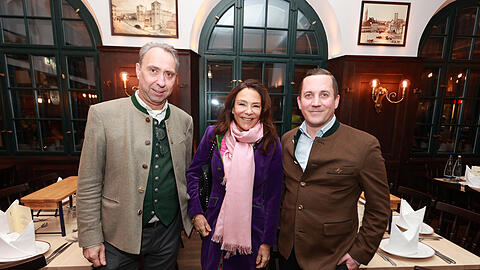 Die Haxengrill-Wirte Werner Hochreiter (l.) und Moritz Haake mit Catherine Demeter, Chefin der Edith-Haberland-Wagner-Stiftung, zu der die Augustiner-Brauerei gehört. Mit dem ehemaligen Haxnbauer hat sich die Brauerei ein weiteres Innenstadtwirtshaus gesichert.