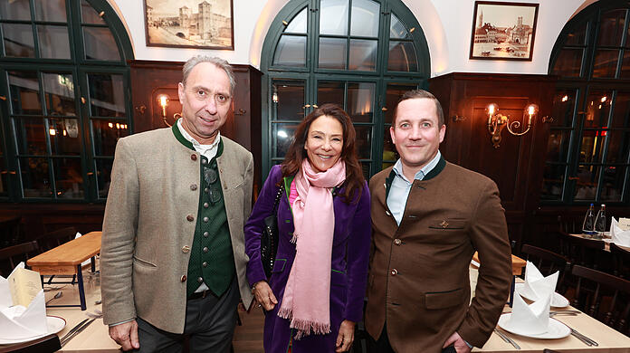 Die Haxengrill-Wirte Werner Hochreiter (l.) und Moritz Haake mit Catherine Demeter, Chefin der Edith-Haberland-Wagner-Stiftung, zu der die Augustiner-Brauerei gehört. Mit dem ehemaligen Haxnbauer hat sich die Brauerei ein weiteres Innenstadtwirtshaus gesichert.