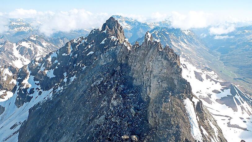 In den Alpen kommt es immer häufiger zu Felsstürzen. In den Alpen kommt es immer häufiger zu Felsstürzen.