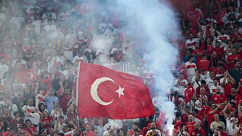 Wie schon in den ersten Gruppenspielen unterstützen viele türkische Fans ihr Nationalteam.