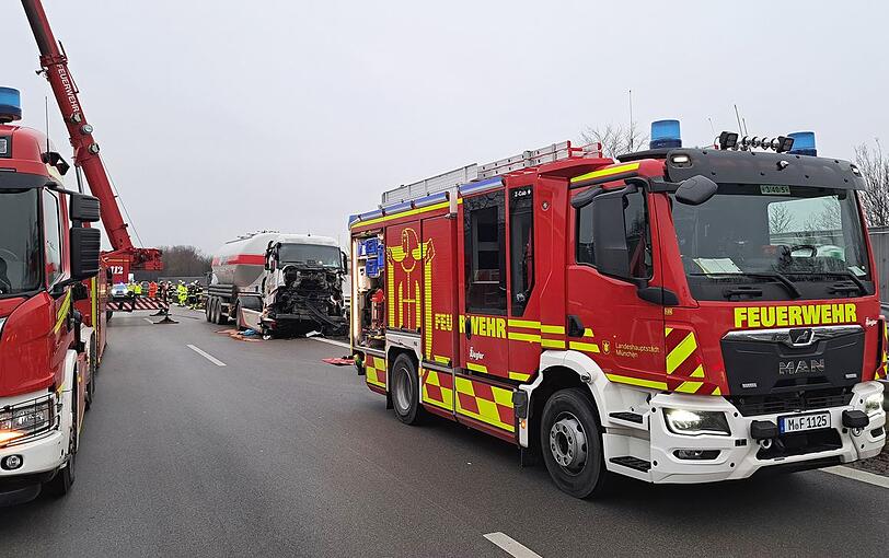 Großensatz der Feuerwehr auf der A99 bei Feldmoching.