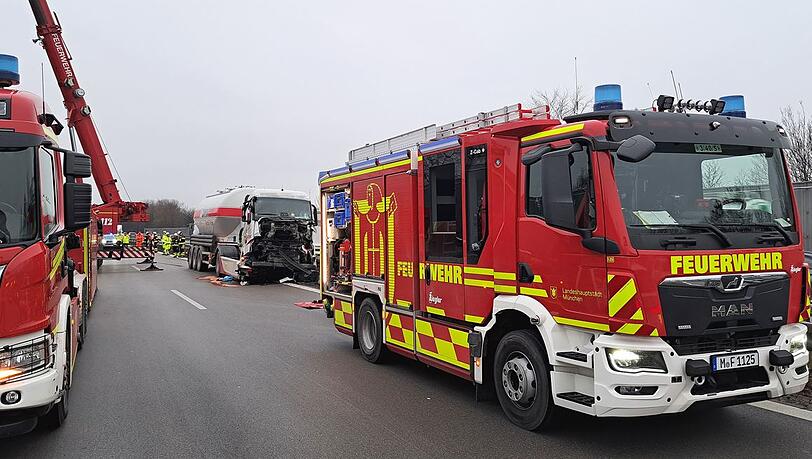 Großensatz der Feuerwehr auf der A99 bei Feldmoching.