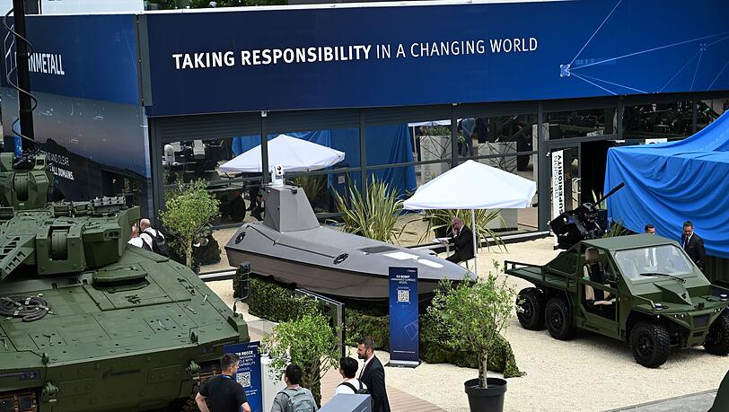 Blick auf den Rheinmetall-Messestand bei der Eurosatory - es waren nicht nur Panzer und andere Militärfahrzeuge zu sehen, sondern auch ein kleines Schiff, und zwar ein Drohnenboot. Blick auf den Rheinmetall-Messestand bei der Eurosatory - es waren nicht nur Panzer und andere Militärfahrzeuge zu sehen, sondern auch ein kleines Schiff, und zwar ein Drohnenboot.
