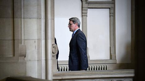 Vor dem Landgericht Berlin hat der Prozess gegen den ehemaligen Bundesverkehrsminister Andreas Scheuer begonnen.