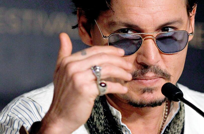 Schauspieler Johnny Depp hatte sich während seiner kurzen Romanze mit Winona Ryder "Winona forever" auf dem Arm tatöwieren lassen...