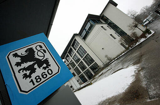 18. Um Verwechslungen zu vermeiden, schauen die Schwanzspitzen des Löwen im Logo des TSV 1860 in dieselbe Richtung...