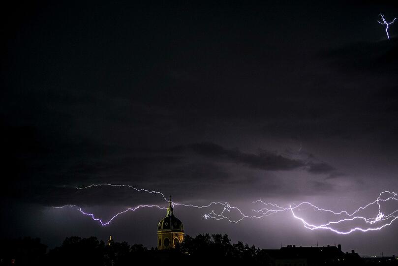 Nicht nur bei uns kracht's zur Zeit: Hier eine Gewitter-Aufnahme über der Saint-Bruno des Chartreux Kirche in Lyon.