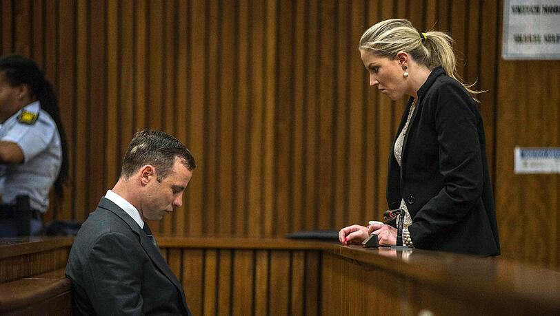 Oscar Pistorius mit seiner Anwältin. Oscar Pistorius mit seiner Anwältin.