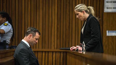 Oscar Pistorius mit seiner Anwältin.