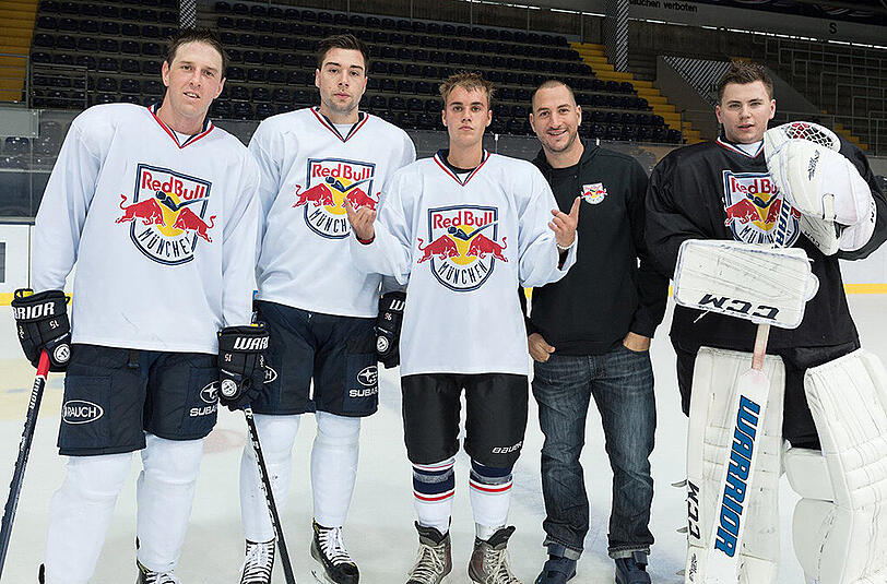 Seine Ausrüstung hat Justin Bieber (Mitte) auf seiner Tour immer mit dabei, entsprechend brachte er gleich alles Nötige selbst mit ins Olympia-Eisstadion. Trikot und Helm gab es von den Red Bulls.