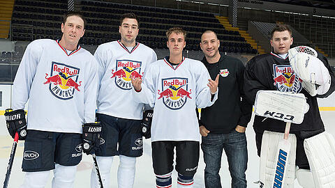 Seine Ausrüstung hat Justin Bieber (Mitte) auf seiner Tour immer mit dabei, entsprechend brachte er gleich alles Nötige selbst mit ins Olympia-Eisstadion. Trikot und Helm gab es von den Red Bulls.