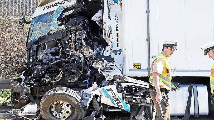 Schwerer Lkw-Unfall auf der A99 - ein Fahrer musste aus dem Cockpit befreit und per Hubschrauber ins Krankenhaus geflogen werden.
