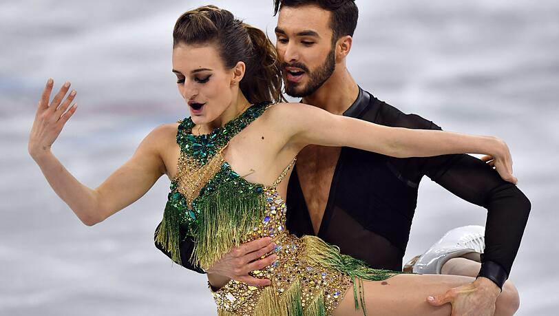 Ein Busenblitzer und keine Chance, ihn zu verdecken - trotzdem tanzten Papadakis und Cizeron auf den zweiten Platz in der Zwischenwertung! Die Bilder von ihrer Kurztanz-Performance. Ein Busenblitzer und keine Chance, ihn zu verdecken - trotzdem tanzten Papadakis und Cizeron auf den zweiten Platz in der Zwischenwertung! Die Bilder von ihrer Kurztanz-Performance.