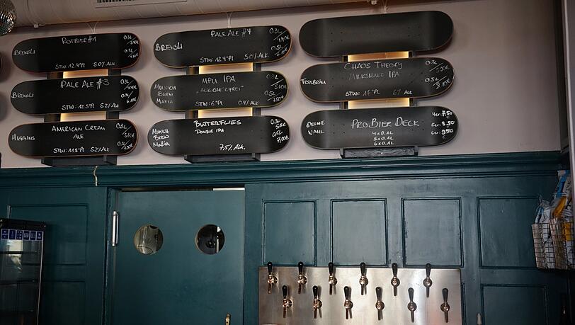 Zwölf Zapfhähne und jede Menge Bier auf den Boards.