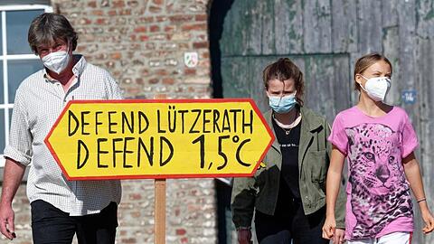 Die Klimaaktivistinnen Greta Thunberg (r) und Luisa Neubauer besuchen den Hof von Landwirt Eckhardt Heukamp (l).