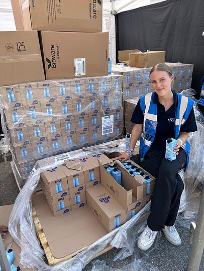 Anja (18) verteilte mit ihren Kollegen und Kolleginnen kostenloses Trinkwasser an die wartenden Fans.