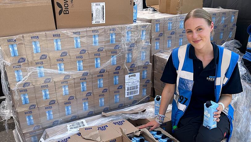 Anja (18) verteilte mit ihren Kollegen und Kolleginnen kostenloses Trinkwasser an die wartenden Fans. Anja (18) verteilte mit ihren Kollegen und Kolleginnen kostenloses Trinkwasser an die wartenden Fans.