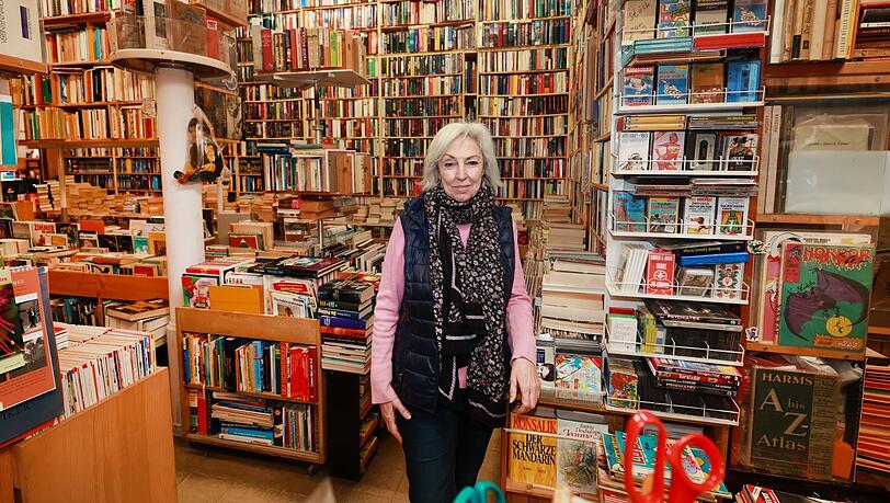Angelika Ziegler in ihrem sehenswerten Antiquariat: Seit 70 Jahren schon gibt es dieses Schmöker-Paradies.