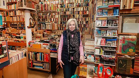 Angelika Ziegler in ihrem sehenswerten Antiquariat: Seit 70 Jahren schon gibt es dieses Schmöker-Paradies.