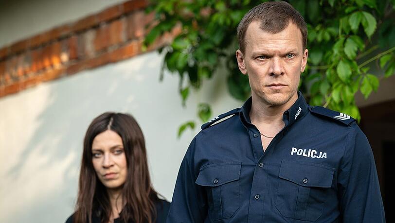"Der Masuren-Krimi: Liebestod": Dorfpolizist Leon Pawlak (Sebastian Hülk, r.) und Dr. Viktoria Wex (Claudia Eisinger) gehen bei ihren Ermittlungen jeder Spur nach.
