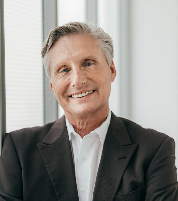 Bernd Ohlmann ist Pressesprecher beim Handelsverband Bayern. Bei Selbstbedienungskassen können ihm zufolge leicht unabsichtlich Fehlbuchungen passieren. Bernd Ohlmann ist Pressesprecher beim Handelsverband Bayern. Bei Selbstbedienungskassen können ihm zufolge leicht unabsichtlich Fehlbuchungen passieren.