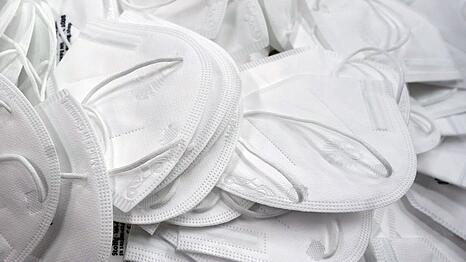 Nach dem Verkauf von Schutzmasken in der Corona-Krise soll ein Mann Millionen Euro an Steuern hinterzogen haben. (Symbolbild)