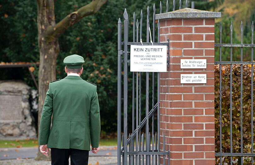 Familie und Kollegen trauern um den erschossenen Polizisten Matthias V.. In Königsbrunn bei Augsburg wurde er am Donnerstag im kleinen Kreise begesetzt.