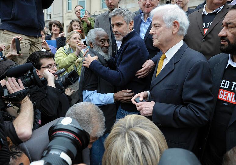 Hollywood-Star George Clooney und sein Vater Nick sind bei einer Protestkundgebung vor der sudanesischen Botschaft in Washington festgenommen worden. Das US-Fernsehen zeigte, wie die beiden in Handschellen von Polizisten abgeführt wurden - sehen Sie hier die Bilder...