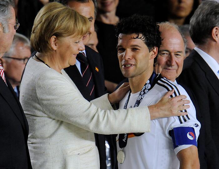 ...und so weinte er: Michael Ballack. Mit 36 Jahren ist nun Schluss. Der ehemalige Kapitän des DFB-Teams, der frühere Bayern-Spieler hört mit dem Fußball auf.