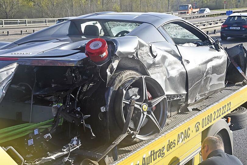 Das Rad wurde beinahe komplett abgerissen: Der Ferrari nach dem Unfall auf der Autobahn in Richtung München.