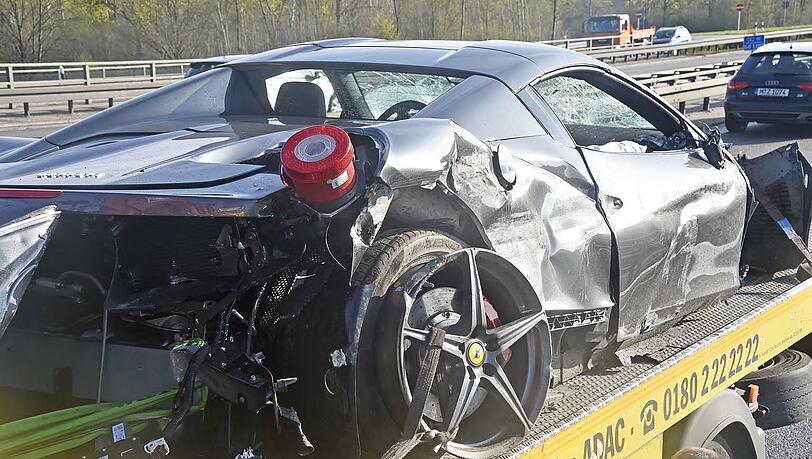 Das Rad wurde beinahe komplett abgerissen: Der Ferrari nach dem Unfall auf der Autobahn in Richtung München. Das Rad wurde beinahe komplett abgerissen: Der Ferrari nach dem Unfall auf der Autobahn in Richtung München.