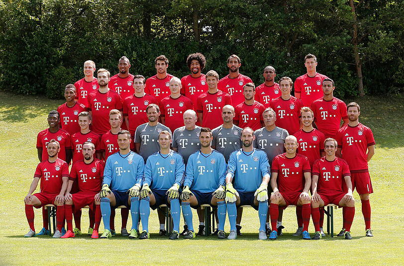Das offizielle Mannschaftsfoto des FC Bayern für die Saison 2015/16.