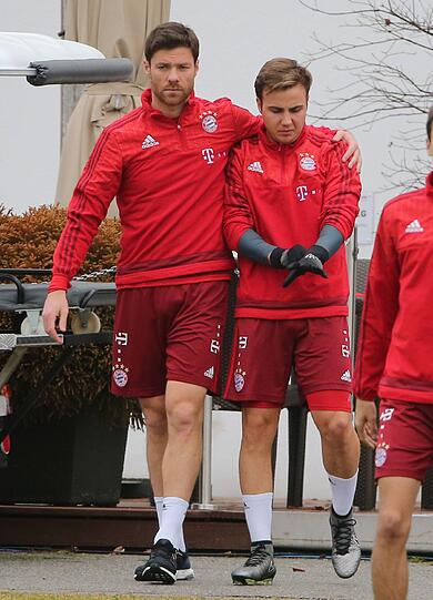 Xabi Alonso freut sich und herzt den Rückkehrer.