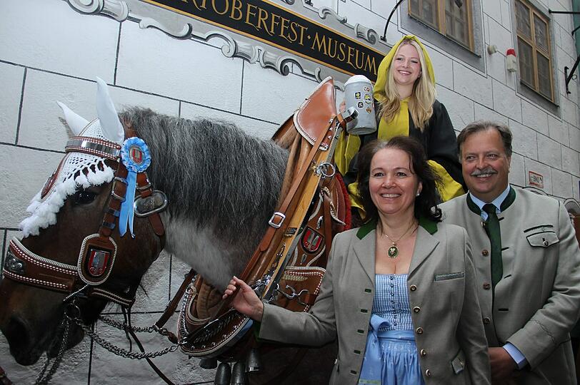 Das Münchner Kindl Viktoria Ostler auf dem Ross Jackl und mit ihren Eltern Beate und Alfred Ostler.