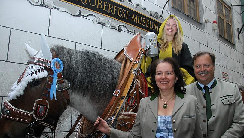 Das Münchner Kindl Viktoria Ostler auf dem Ross Jackl und mit ihren Eltern Beate und Alfred Ostler.