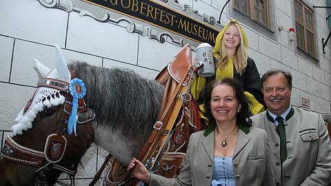 Das Münchner Kindl Viktoria Ostler auf dem Ross Jackl und mit ihren Eltern Beate und Alfred Ostler.